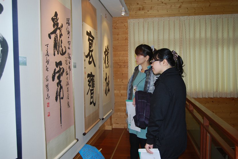 來賓欣賞翁坤山.劉華傳老師作品